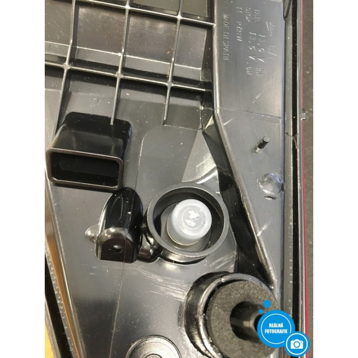 Zadní světlomet VALEO Lighting Systems L 047027 (90091810), levá strana